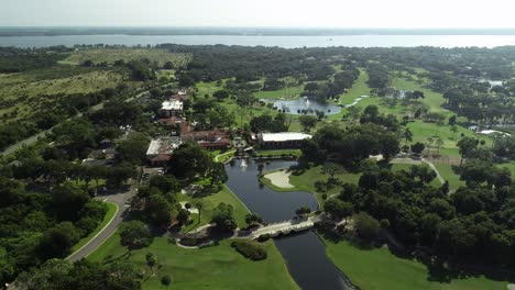Luftaufnahme-Des-Mission-Inn-Resorts-Mit-Prestigeträchtigem-LPGA-Golfplatz-In-Howey-in-the-Hills,-Florida