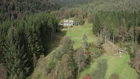 Luftaufnahme-In-Der-Nähe-Eines-Verlassenen-Bauernhofs-Inmitten-Der-Natur---Norwegen