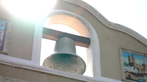 Glocke-Auf-Dem-Dach-Des-Gebäudes-Mit-Blendenfleck-An-Einem-Sonnigen-Tag