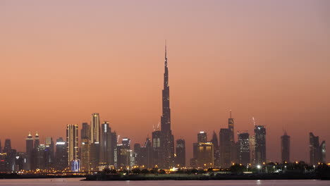 Ciudad-De-Dubai-Burj-Khalifa-Famoso-Horizonte-Con-Puesta-De-Sol-Naranja-Cielo
