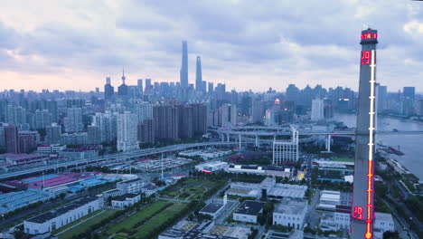 4K-Sonnenuntergang-Am-Westbund-Mit-Der-Skyline-Von-Shanghai,-China