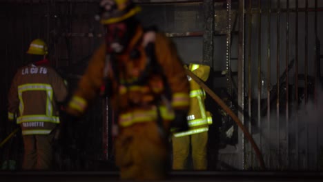 Feuerwehrleute-Arbeiten-Daran,-Gebäudebrände-Zu-Löschen