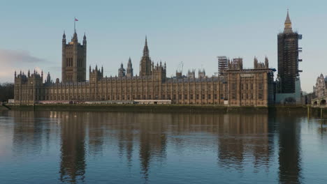 A-static-shot-of-The-Houses-of-Parliament-with-â€œBig-Benâ€-and-the-Victoria-Tower-at-the-River-Thames-in-December-2020,-while-London-is-in-Tier-4-during-the-Corona-pandemic