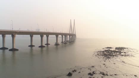 Eine-Drohne-Schoss-Auf-Bandra-Worli-Sea-Link,-Gesehen-Aus-Einer-Luftaufnahme-In-Zeitlupe