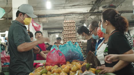 Obst--Und-Gemüseverkäufer-Mit-Schutzmaske-Auf-Dem-Markt-Der-Stadt-Medan
