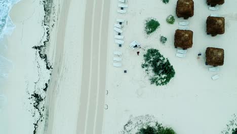 Drohne-Geht-Den-Strandboden-Von-Mexiko-Hinunter