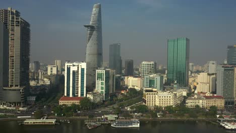 Drohnenansicht-Des-Flusses-Saigon,-Ho-Chi-Minh-Stadt-An-Einem-Sonnigen-Tag