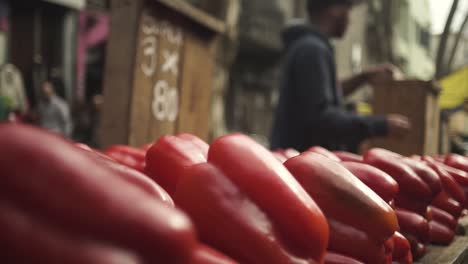 Selling-red-peppers-at-Feria-Tristan-Narvaja,-Montevideo,-Gimbal,-slomo