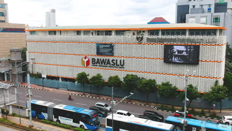 Die-Nach-Oben-Geneigte-Luftaufnahme-Zeigt-Das-Gebäude-Des-Bawaslu-Regierungswahlleiters-In-Jakarta