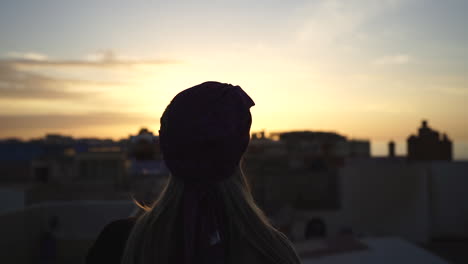 Silhouette-Eines-Mädchens,-Das-Den-Wunderschönen-Sonnenuntergang-Von-Essaouira,-Marokko-Aus-Beobachtet-Und-Bewundert