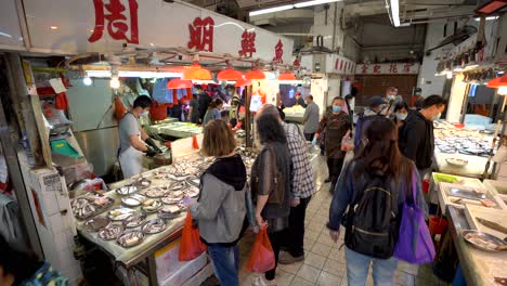 Shop-and-People-With-Face-Masks-in-Traditional-Fish-Market-in-Hong-Kong,-China