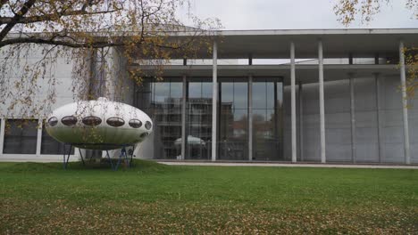 Toma-De-Establecimiento-En-Tiempo-Real-De-La-Escultura-Moderna-En-La-Pinakothek-En-Munich,-Alemania