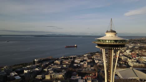 Langsame-Luftumlaufbahn-Im-Uhrzeigersinn-Um-Die-Berühmte-Seattle-Space-Needle-Und-Den-Puget-Sound