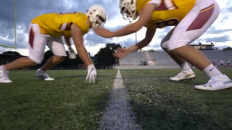 Football-Linemen-Schlagen-An-Der-Line-Of-Scrimmage-Zu