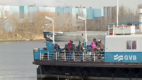 Menschen-An-Deck-Der-Amsterdamer-Fähre-Warten-Darauf,-Dass-Das-Boot-Den-Fluss-überquert