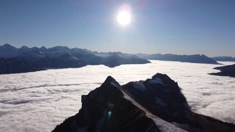 Die-Berner-Berge-Unter-Der-Dicken-Nebelschicht,-Darüber-Blauer-Himmel-Und-Sonne