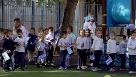 Imágenes-De-La-Celebración-Nacional-Del-28-De-Octubre,-Jardín-De-Infantes-En-Atenas,-Grecia,-Durante-El-Brote-De-Coronavirus