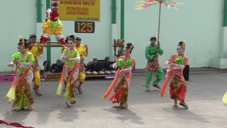 Bailarines-Indonesios-Vestidos-Con-Trajes-Tradicionales,-Realizando-Una-Danza-Tradicional-Indonesia