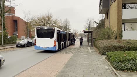 Plano-General-De-La-Población-Entrando-Y-Saliendo-Del-Autobús-Público-Alemán-Durante-El-Día-Brillante