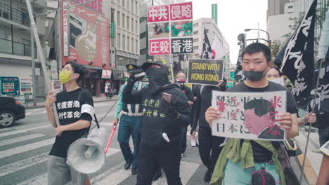Demonstranten-Auf-Der-Straße-Von-Tokio-Halten-Stand-Mit-Hongkong-Plakaten-Und-Anti-KPCh-Bannern-–-Mittlere-Aufnahme