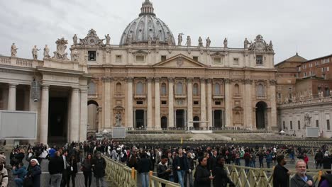Tourists-visiting-St-Peter-Basilica,-Vatican-City
