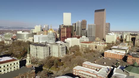 Filmische-Drohnen-Parallaxenvideobewegung-In-Geringer-Höhe-Der-Skyline-Der-Innenstadt-Von-Denver