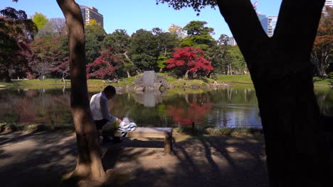 Typischer-Japanischer-Angestellter,-Der-Im-Koishikawa-Korakuen-Garten-In-Tokio-Zu-Mittag-Isst
