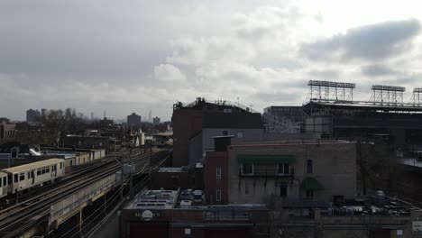 Tren-De-Metro-Pasando-Por-Wrigley-Field-Con-Vistas-Al-Horizonte-De-Chicago