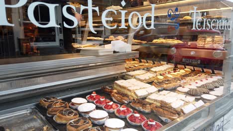 Blick-Auf-Die-Köstliche-Kuchenauslage-Im-Conwy-Cake-Shop-Schaufenster,-Dolly-Rechts