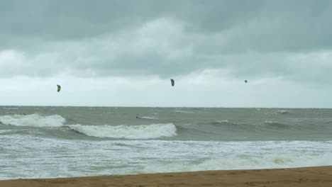 Kitesurfer-Surfer-Segeln-Auf-Den-Großen-Ostseewellen-Am-Strand-Von-Liepaja-Karosta,-Bewölkter-Herbsttag,-Weitschuss