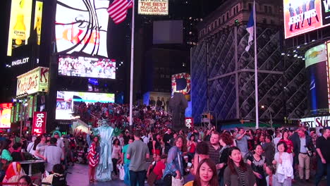 Pan,-Touristen-Gehen-Nachts-Auf-Dem-Berühmten-Times-Square-In-New-York-City-Spazieren