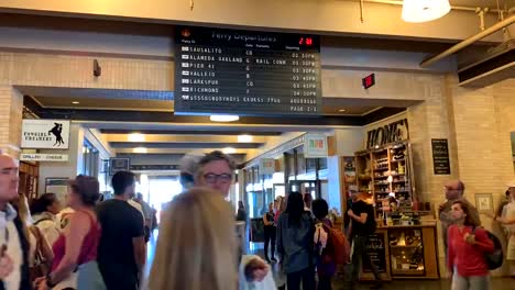 Video-De-Lapso-De-Tiempo-Que-Captura-El-Intenso-Tráfico-Peatonal-En-El-Mercado-Y-El-Edificio-Del-Transbordador-De-San-Francisco