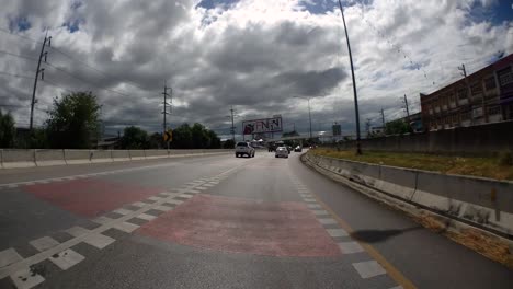 Este-Es-Un-Lapso-De-Tiempo-Con-Una-Cámara-De-Acción-Montada-Frente-Al-Camión,-Conduciendo-De-Pranburi-A-Hua-Hin-Y-De-Hua-Hin-A-Bangkok-En-Phet-Kasem-Road