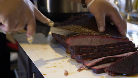 Ein-Mann-Schneidet-Grillbruststück-Für-Einen-Koch-Auf