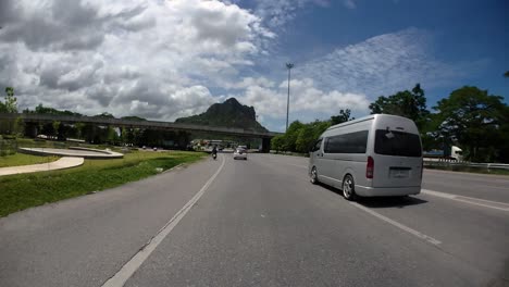 Este-Es-Un-Lapso-De-Tiempo-Con-Una-Cámara-De-Acción-Montada-Frente-Al-Camión,-Conduciendo-De-Pranburi-A-Hua-Hin-Y-De-Hua-Hin-A-Bangkok-En-Phet-Kasem-Road