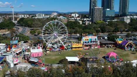 Vista-Aérea-De-Un-Carnaval-Junto-A-La-Playa-Junto-A-Una-Concurrida-Calle-Principal-Con-Edificios-En-El-Fondo