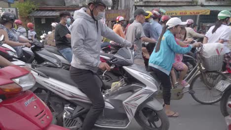 Nachmittags-Stau-Für-Motorroller-In-Saigon