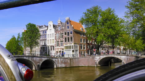 Zeitraffer-Von-Touristen,-Die-Die-Schöne-Aussicht-Auf-Amsterdam-Genießen