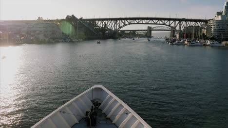 Puente-De-La-Isla-De-Granville-De-Vancouver,-Centro-De-La-Ciudad,-En-Un-Yate-barco