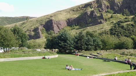 Zeitlupe-Von-Menschen,-Die-Sich-In-Einem-Park-In-Edinburgh-Entspannen