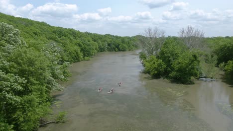 Eine-Aufnahme-Aus-Mittlerer-Höhe-Von-Menschen-In-Kajaks,-Die-Auf-Dem-Illinois--Und-Michigan-Kanal-Flussabwärts-Fahren