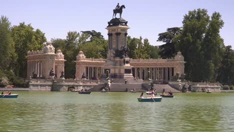 Blick-Auf-Boote-Am-Teich-Im-Retiro-Park-In-Madrid-Gesperrt