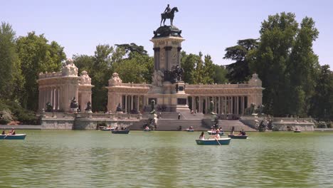 Vista-Bloqueada-Sobre-Los-Barcos-En-El-Estanque-En-El-Parque-Del-Retiro-En-Madrid-Crop