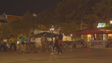 Una-Clase-De-Baile-Practicando-Su-Rutina-En-Brion-Square-Willemstad,-Curacao