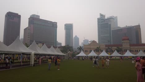 Turistas-Tomando-Fotografías-En-El-Dataran-Merdeka-En-Medio-De-Una-Espesa-Neblina-Causada-Por-Los-Incendios-Forestales-De-Indonesia