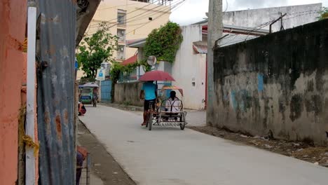 En-Partes-De-La-Ciudad-De-Cebú,-La-Ciudad-Más-Antigua-De-Filipinas,-El-Trisikad-O-Trisikad-Sigue-Siendo-Un-Medio-útil-Para-Transportar-A-Las-Personas-Entre-Sus-Hogares-Y-Las-Carreteras-Más-Transitadas