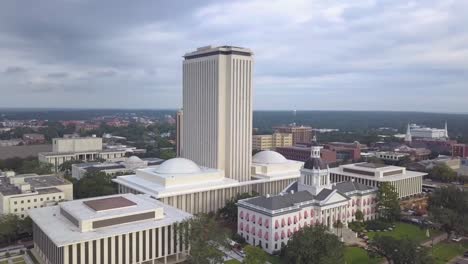 El-Nuevo-Capitolio-Se-Eleva-Sobre-El-Antiguo-Capitolio-En-El-Centro-De-Tallahassee,-Florida