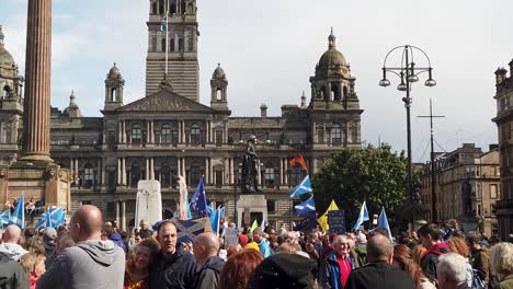 Cámara-Lenta-De-Una-Protesta-Masiva-En-Glasgow,-Contra-La-Decisión-Del-Gobierno-Británico-De-Cerrar-El-Parlamento