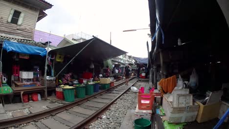 Un-Emocionante-Viaje-En-Tren-Al-Mercado-Ferroviario-De-Mae-Klong