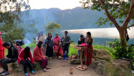 Bunte-Tiboli-Stämme-In-South-Cotabato,-Die-Sich-Am-Frühen-Morgen-Am-Seeufer-Versammeln